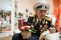(+VIDEO) Russian students visit WWII veteran in Stavropol on eve of Victory Day