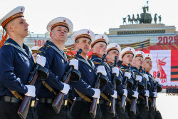 (+ВИДЕО) Парад Победы в Санкт-Петербурге