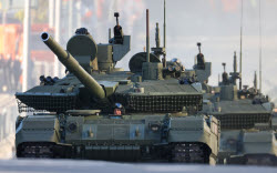 Military hardware heads for Moscow's Red Square on Victory Day