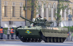Проезд военной техники на парад Победы в Москве