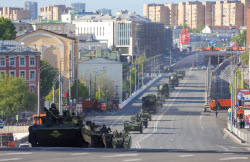 Проезд военной техники на парад Победы в Москве