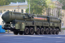 Проезд военной техники на парад Победы в Москве