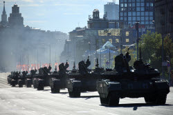 Проезд военной техники на парад Победы в Москве