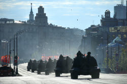 Проезд военной техники на парад Победы в Москве
