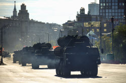 Проезд военной техники на парад Победы в Москве
