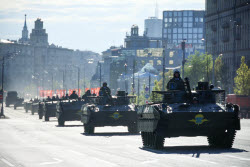 Проезд военной техники на парад Победы в Москве