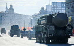 Проезд военной техники на парад Победы в Москве