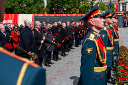 Церемония возложения цветов к Могиле Неизвестного Солдата в День Победы