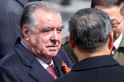Церемония возложения цветов к Могиле Неизвестного Солдата в День Победы