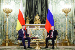 Встреча президента РФ Путина и президента Южной Осетии Гаглоева