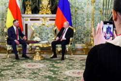 Встреча президента РФ Путина и президента Южной Осетии Гаглоева