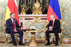 Встреча президента РФ Путина и президента Южной Осетии Гаглоева