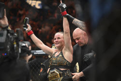 Валентина Шевченко защитила чемпионский титул на турнире UFC 315