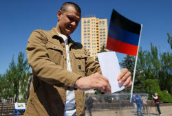 (+VIDEO) Historical reenactment of 2014 status referendum in Donetsk