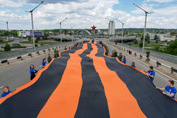 (+VIDEO) St George ribbon unfurled in Lugansk