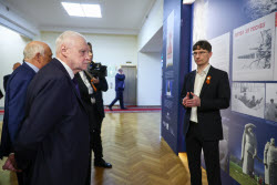 Russian State Duma members view TASS photo exhibition