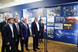 Осмотр выставки фотографий ТАСС депутатами Госдумы РФ