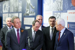 Осмотр выставки фотографий ТАСС депутатами Госдумы РФ