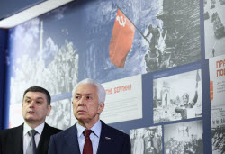 Осмотр выставки фотографий ТАСС депутатами Госдумы РФ
