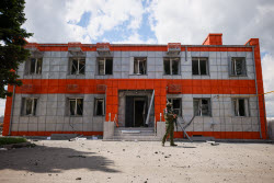 Последствия обстрела асфальтобетонного завода в Луганске
