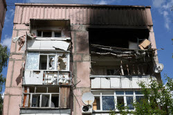 (+ВИДЕО) Последствия обстрела Токмака в Запорожской области