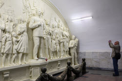 (+VIDEO) Relief featuring statue of Joseph Stalin in Moscow Underground
