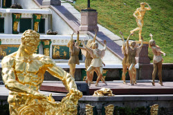 Весенний праздник фонтанов "Самсон. Возрождение" в Петергофе