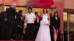 “Nouvelle vague” cast walks out after screening at Cannes