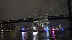 At least 2 seriously injured as sailboat collides with Brooklyn Bridge