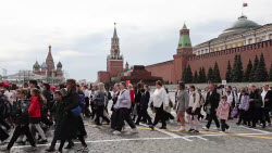 Russia revives Soviet values with new school ceremonies at Moscow's Red Square