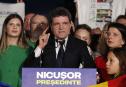 Reactions to first exit polls in Romania's presidential runoff