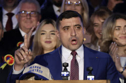 Reactions to first exit polls in Romania's presidential runoff