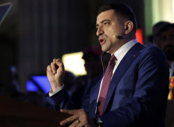 Reactions to first exit polls in Romania's presidential runoff