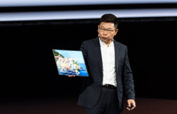Huawei представила ноутбук со складным экраном на базе HarmonyOS 5 и смартфон Nova 14