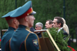 Союз театральных деятелей РФ возложил цветы к Могиле Неизвестного Солдата