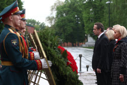 Союз театральных деятелей РФ возложил цветы к Могиле Неизвестного Солдата