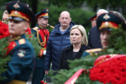 Союз театральных деятелей РФ возложил цветы к Могиле Неизвестного Солдата