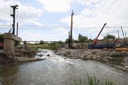 Bridge over Lugan River under construction in Lugansk