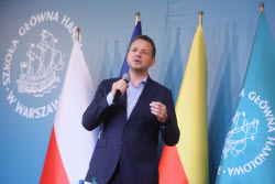 Кандидат на пост президента Польши Рафал Тшасковский выступил перед студентами в Варшавской школе экономики