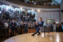 Кандидат на пост президента Польши Рафал Тшасковский выступил перед студентами в Варшавской школе экономики