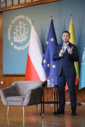 Кандидат на пост президента Польши Рафал Тшасковский выступил перед студентами в Варшавской школе экономики