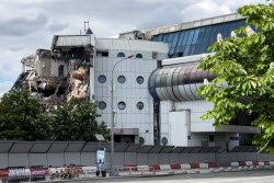 Демонтаж северного вестибюля пешеходного моста "Багратион" в Москве