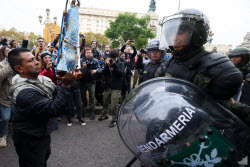 Акция протеста пенсионеров в Буэнос-Айресе против экономической политики правительства президента Хавьера Милея