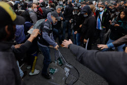 Акция протеста пенсионеров в Буэнос-Айресе против экономической политики правительства президента Хавьера Милея
