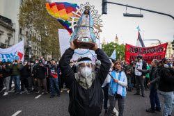 Акция протеста пенсионеров в Буэнос-Айресе против экономической политики правительства президента Хавьера Милея