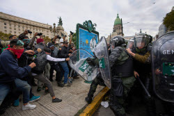 (+ВИДЕО) Акция протеста пенсионеров в Буэнос-Айресе против экономической политики правительства президента Хавьера Милея