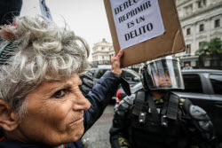 Акция протеста пенсионеров в Буэнос-Айресе против экономической политики правительства президента Хавьера Милея
