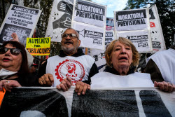 Акция протеста пенсионеров в Буэнос-Айресе против экономической политики правительства президента Хавьера Милея