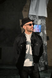Французский художник JR представил фотовыставку "Who Are You, Naples?" в Неаполе