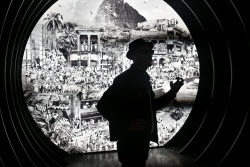 Французский художник JR представил фотовыставку "Who Are You, Naples?" в Неаполе